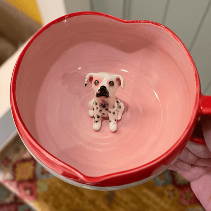 Tasse en céramique en forme de cœur avec figurine d'animal de compagnie faite à la main