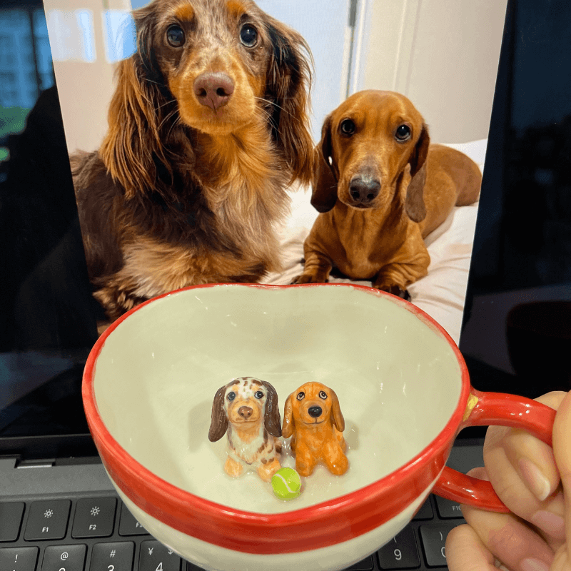 Tasse en céramique en forme de cœur avec figurine d'animal de compagnie faite à la main