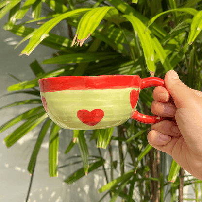 Tasse en céramique en forme de cœur avec figurine d'animal de compagnie faite à la main