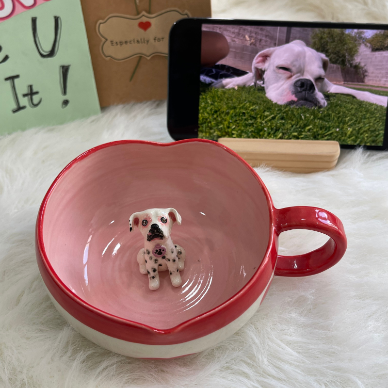 Tasse en céramique en forme de cœur avec figurine d'animal de compagnie faite à la main