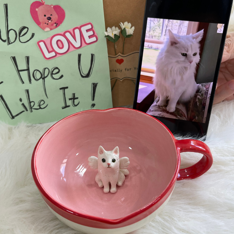 Tasse en céramique en forme de cœur avec figurine d'animal de compagnie faite à la main