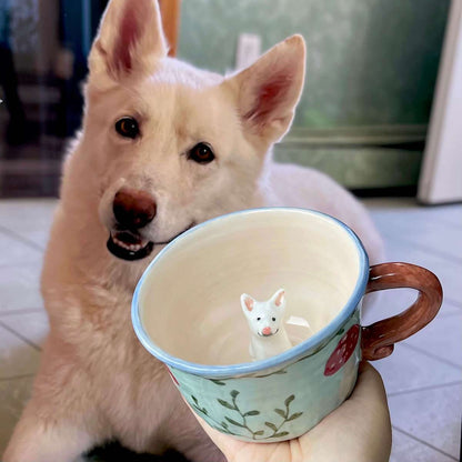 Handgemachte Keramiktasse mit Haustierfigur