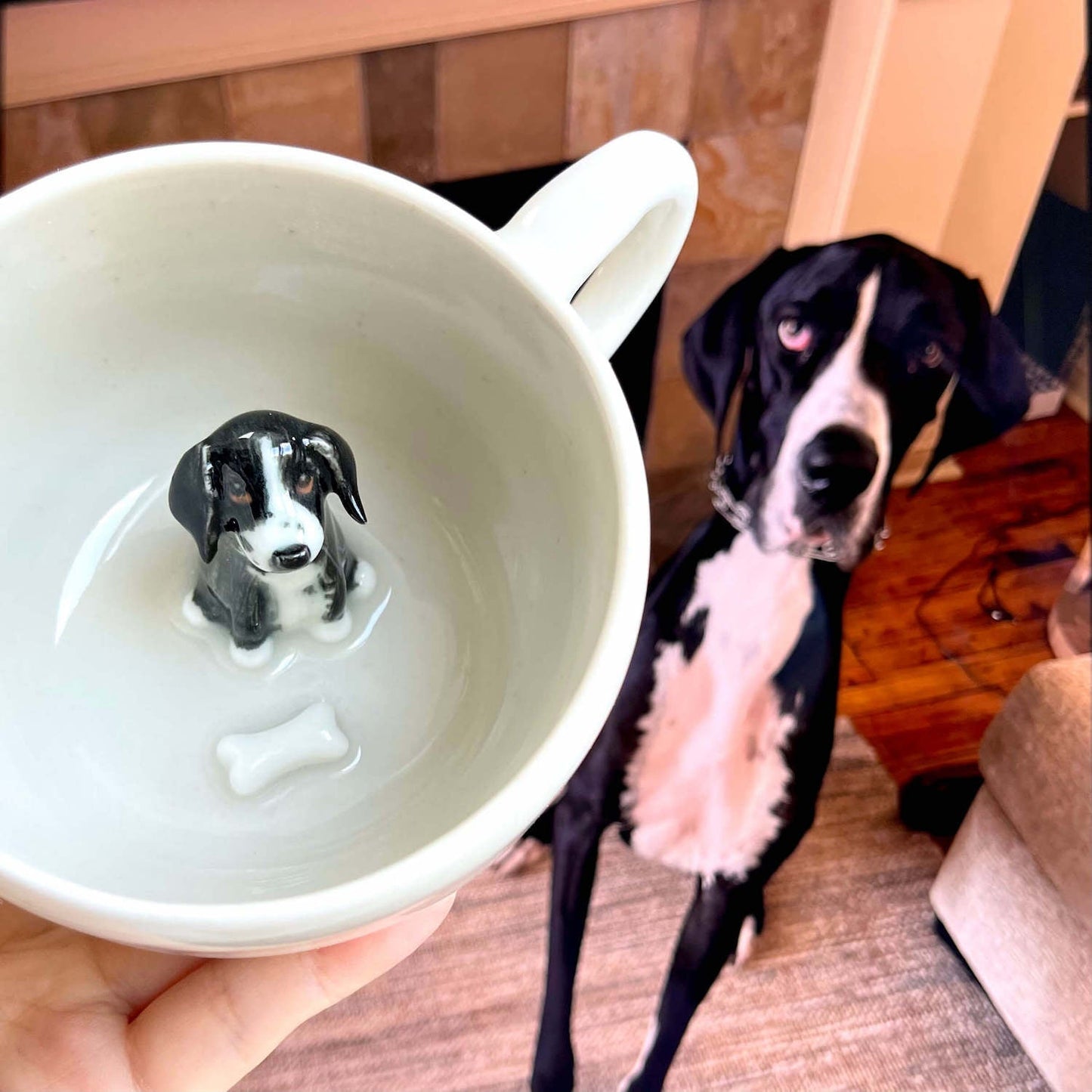 Tasse en céramique faite à la main avec figurine d'animal de compagnie