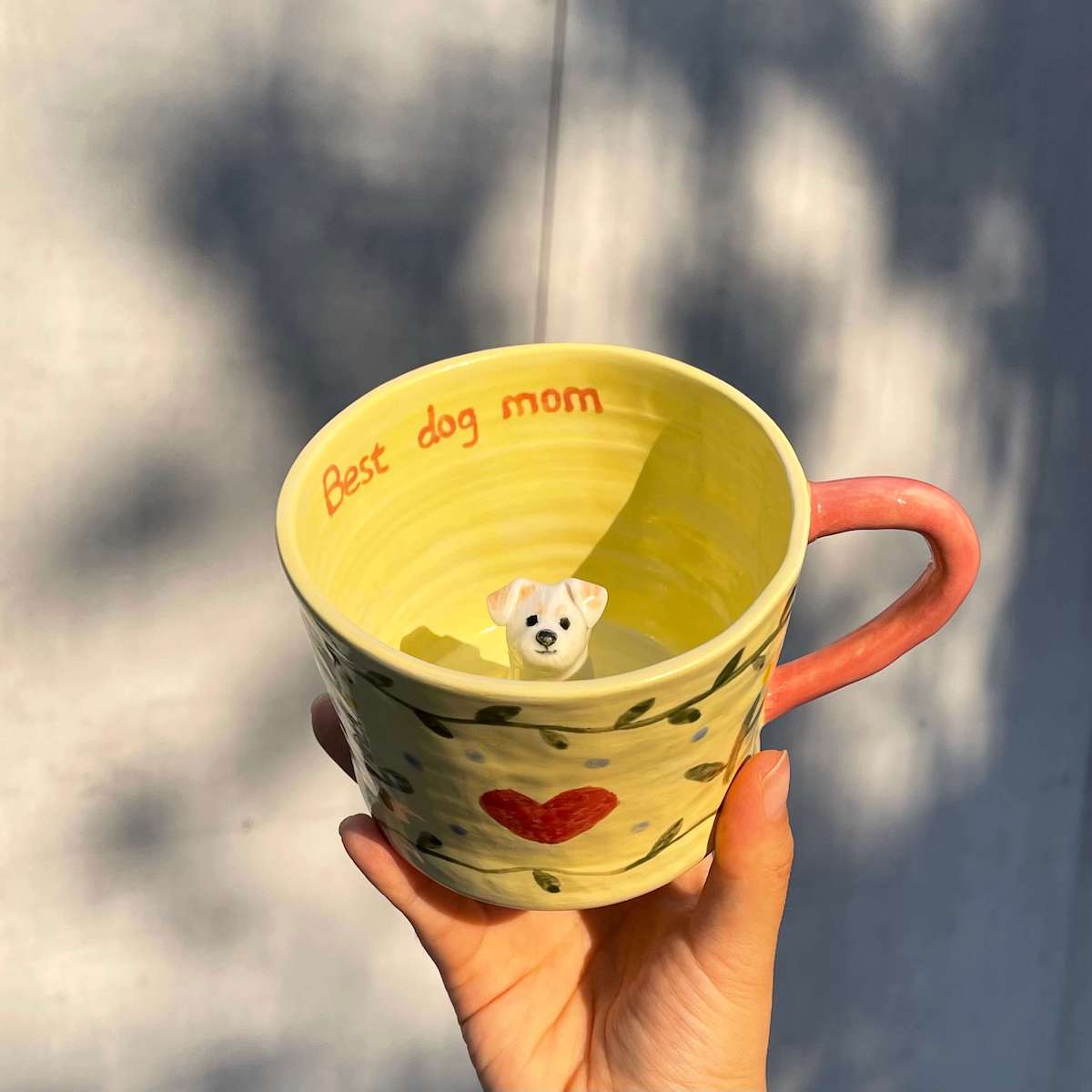 Tasse en céramique faite à la main avec figurine d'animal de compagnie