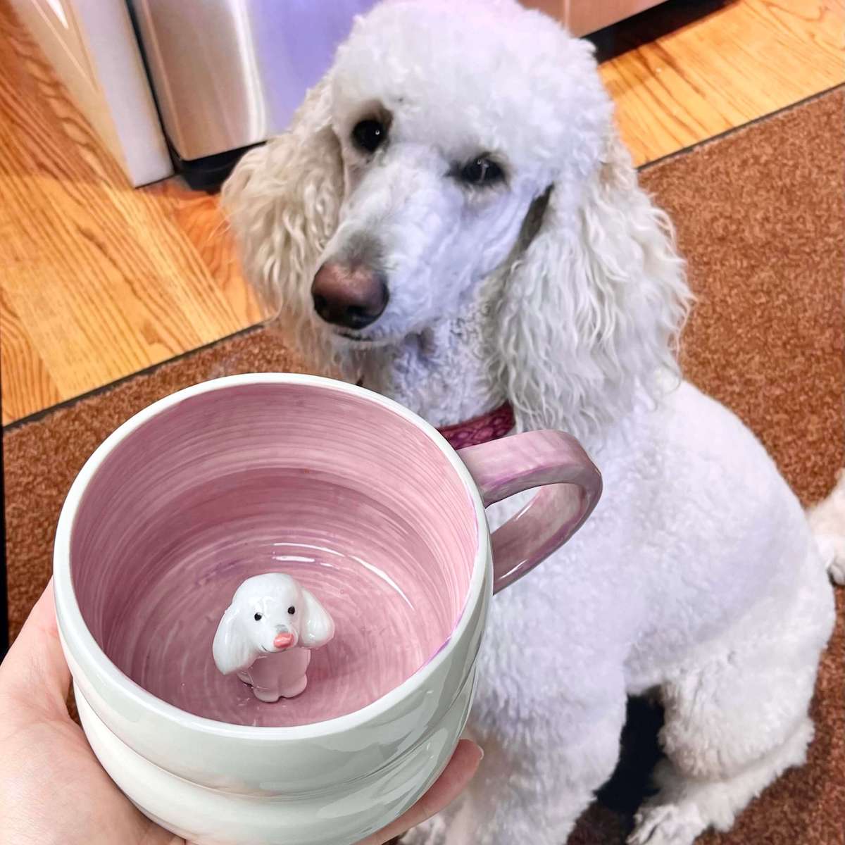 Tasse en céramique faite à la main avec figurine d'animal de compagnie