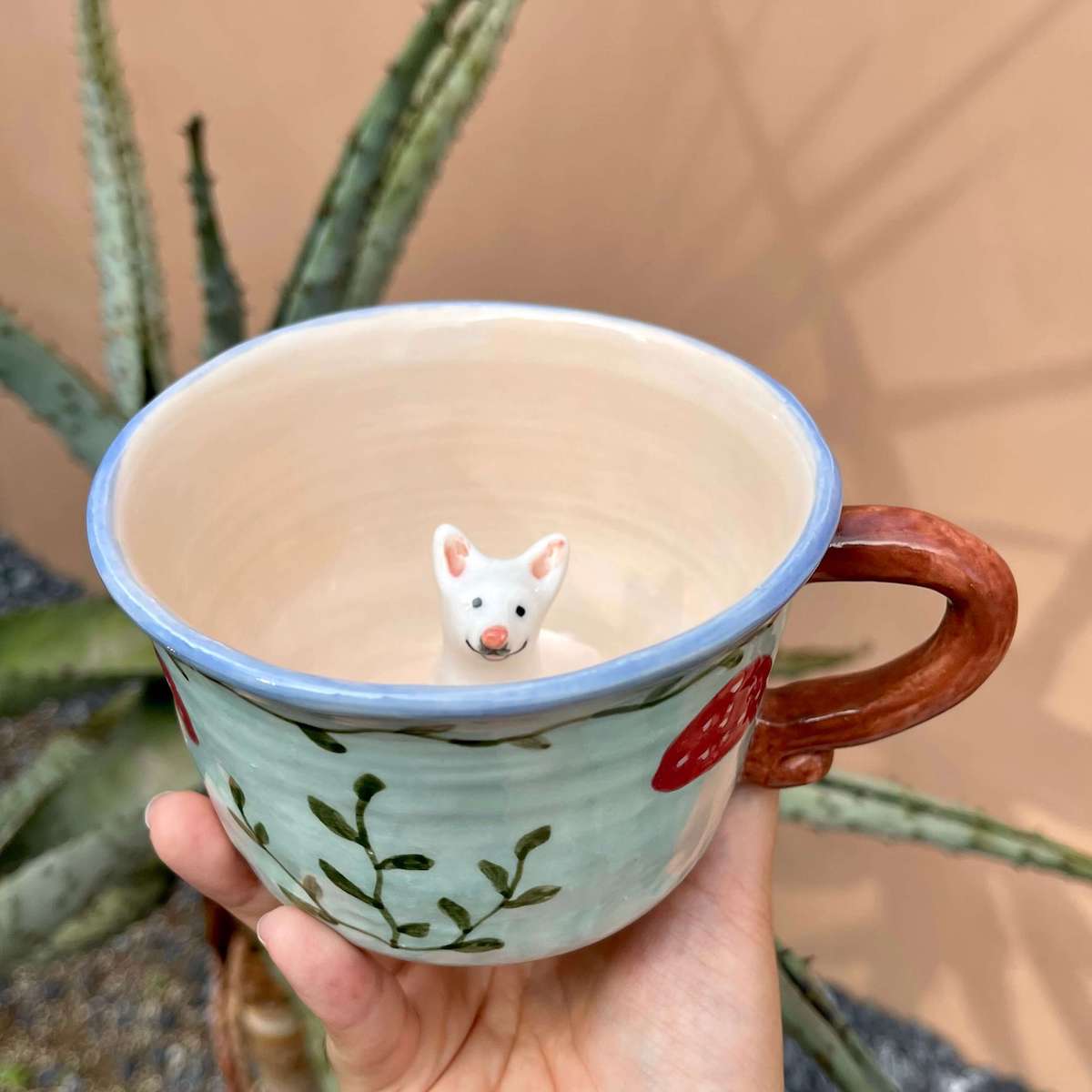 Tasse en céramique faite à la main avec figurine d'animal de compagnie