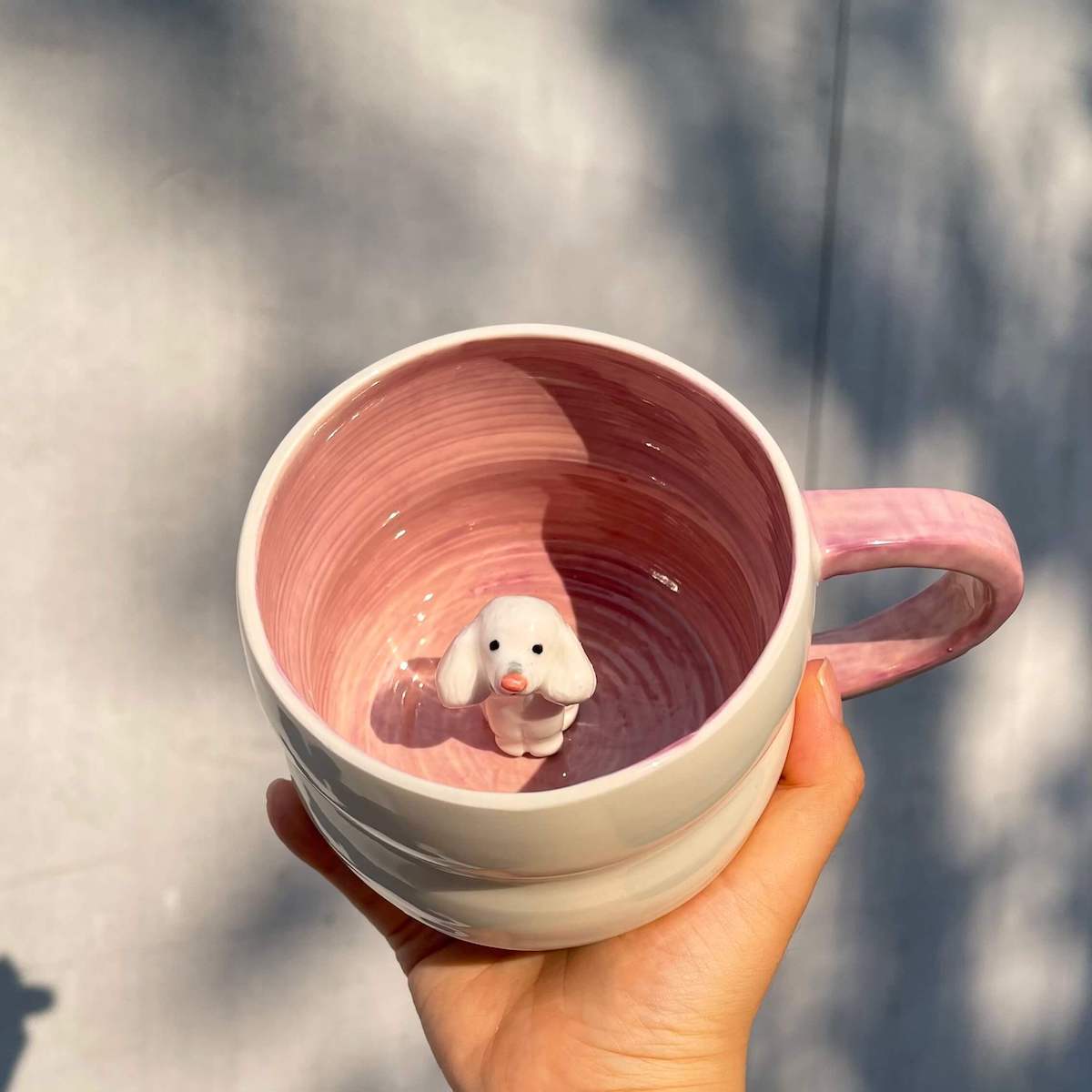 Tasse en céramique faite à la main avec figurine d'animal de compagnie