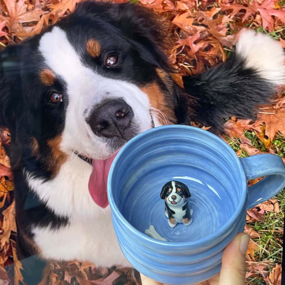 Tasse en céramique faite à la main avec figurine d'animal de compagnie